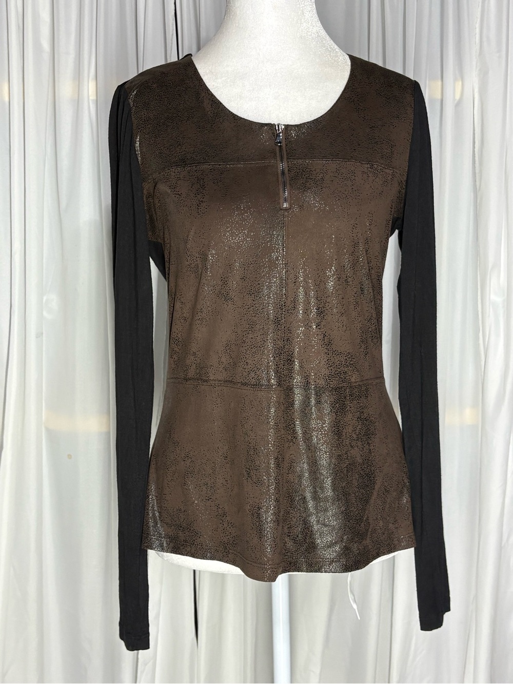 Neiman Marcus Women’s Brown Front with Black Sleeves Long Sleeve Zip Top Size S